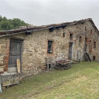 Rustico da rist con 5000 mq di terreno in collina