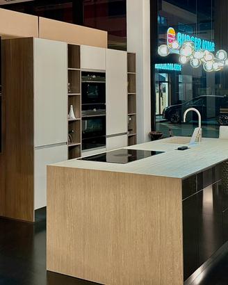 Cucina moderna con isola-Abitare il tempo Pavia
