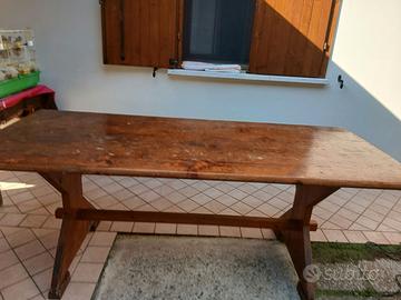 Tavolo in legno da giardino