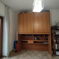 armadio sopra letto in legno 