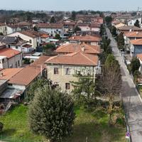 VILLA BIFAMILIARE CON AMPIO GIARDINO PRIVATO