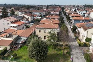 VILLA BIFAMILIARE CON AMPIO GIARDINO PRIVATO