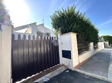 VILLA A SCHIERA A CANOSA DI PUGLIA