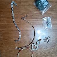 Bijotteria con collanine, portachiavi, bracciali