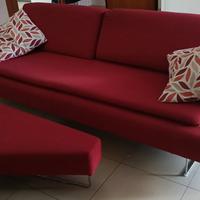 Divano in tessuto con pouf