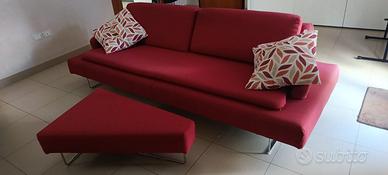 Divano in tessuto con pouf