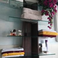 Mobile a mensole, sospeso