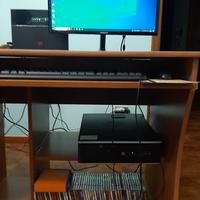 scrivanie computer e monitor.