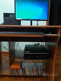 scrivanie computer e monitor.