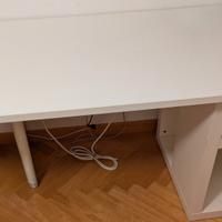 Scrivania con libreria mensole bianca ikea