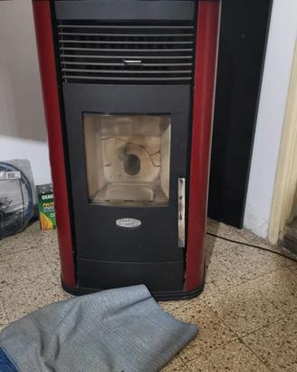 stufa a pellet più 17 sacchi di pellet 