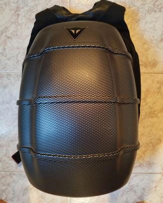 Zaino Rigido Dainese by Nava per moto carbon look.