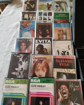 24 Musicassette con valigetta: artisti vari