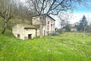 Rustico / Casale di 185 m² con 3 locali e box auto