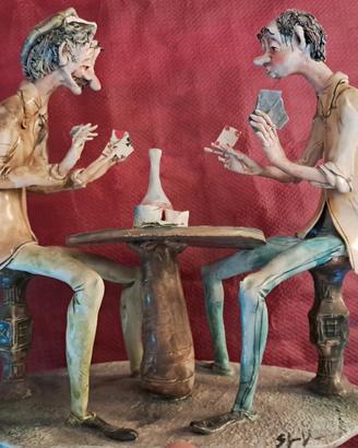 statuine che giocano a carte