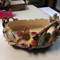cesto fiorito in ceramica dipinta