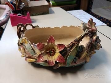 cesto fiorito in ceramica dipinta