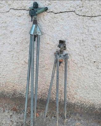 Coppia di irrigatori  a tre piedi in metallo