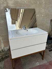 Lavabo, specchio e mobile bagno