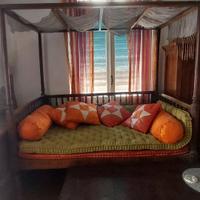 Letto coloniale a baldacchino