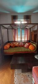 Letto coloniale a baldacchino