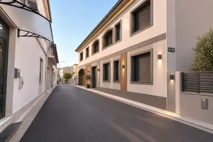 Ampia struttura con cortile e cantina