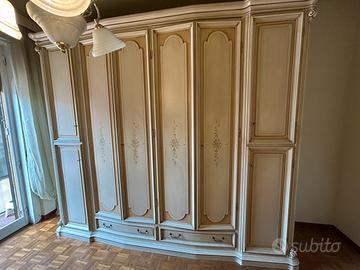 Grande armadio stile provenzale decorato a mano