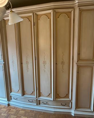 Grande armadio stile provenzale decorato a mano