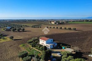 VILLA SINGOLA A MONTALTO DI CASTRO