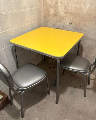 Tavolo piano in formica giallo con 2 sedie