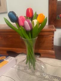 Vaso di vetro perfetto con 10 tulipani di legno