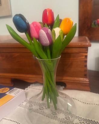 Vaso di vetro perfetto con 10 tulipani di legno