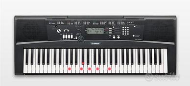 Tastiera Yamaha EZ-220 con cavalletto