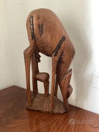 Statua africana in legno fatta a mano
