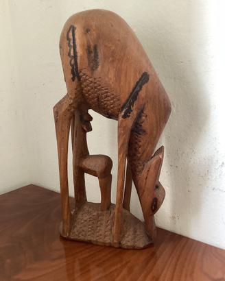 Statua africana in legno fatta a mano