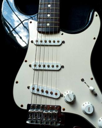 FENDER STRATOCASTER MEX