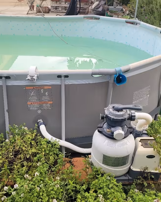 Piscina completa di accessori