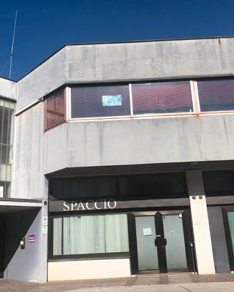 Deposito mobili scatole oggetti vari