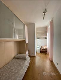 PIRAMIDE STANZA SINGOLA ARREDATA Ben COLLEGATA