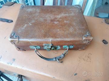 Vecchia valigetta in cartone pressato