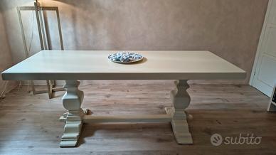 Grande tavolo bianco