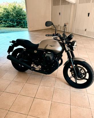 Moto Guzzi V7 Stone