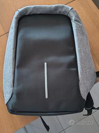 Zaino antifurto grigio, porta USB e vano laptop