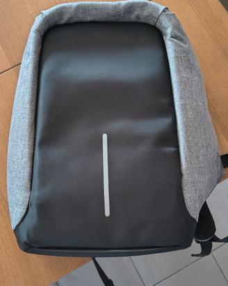 Zaino antifurto grigio, porta USB e vano laptop