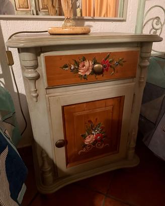 Tre comodini in legno decorati – stile classico/pr