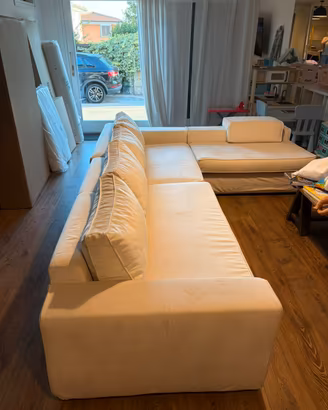 Divano angolare con poggiapiedi