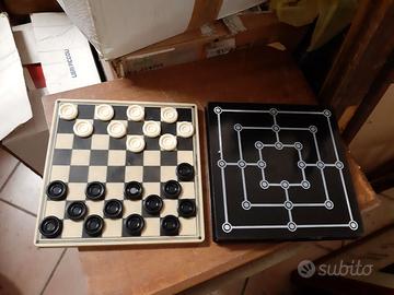 Vecchia dama scacchiera in plastica a scatola.