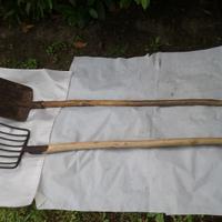 Forcone e pala vecchi in ferro manico in legno