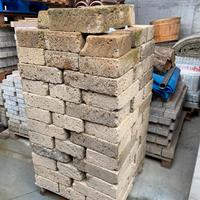 Blocchi Tufo – USATO PARI AL NUOVO