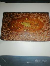 Scrigno in legno intarsiato 